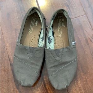 Grey toms